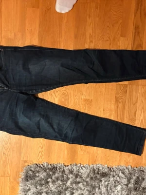 Replay ambass  - Snygga mörkblå jeans från replay  med klassisk femficksdesign och dragkedjegylf. Jeansen har en rak passform och är tillverkade i ett mjukt denimtyg som sitter skönt hela dagen.