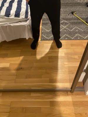 Svarta  linnebyxor  - Säljer ett par svarta linnebyxor med rak passform och klassisk midja. Jeansen har en enkel och stilren look utan synliga detaljer eller slitningar. Perfekta för dig som gillar minimalistisk stil. Bra skick. Storlek 152