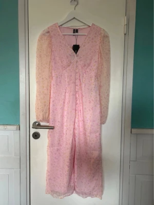 Klänning - Jätte fin klänning från vero moda, passar även S