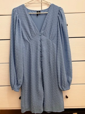 Blå klänning  - Jättefin klänning från vero moda med prickigt mönster💙 Använd endast någon gång, som ny
