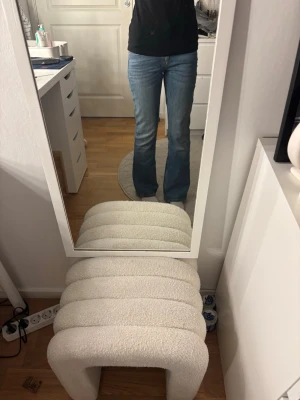 Blå bootcut jeans med låg midja - Snygga blå bootcut jeans med låg midja och klassisk femficksdesign. Jeansen har en lätt utsvängd passform nertill och är tillverkade i denim med en något stretchig känsla. Perfekta för en trendig och avslappnad look.