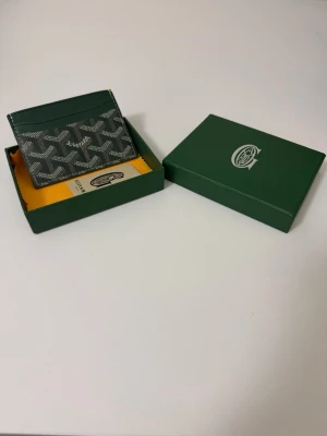 Korthållare/plånbok - Tidlös design med exklusiv känsla. Smidig, elegant och perfekt för dig som vill bära det viktigaste med stil. 