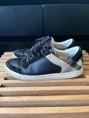 Burberry skor  - Tjena, säljer nu dessa riktigt snygga och populära burberry skorna, de är i bra skick men använda, endast skorna ingår, storlek 40,5, hör av er vid frågor och funderingar🙌🤝 