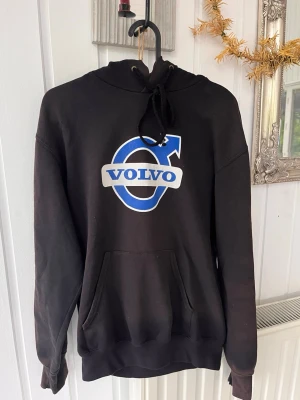 Volvo Hoodie  - En jätte fin Hoodie från ”fruit off the Loom”. Några märkelser av användning längst ner på armen men syns inte för jag har sytt igen det. Ord pris 500kr men säljer för 250kr💕