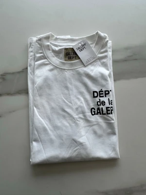 Gallery Dept. T-shirt - Vit Gallery Dept. T-shirt i storlek L. Helt ny med tags! Kom vid funderingar eller med prisförslag 😊