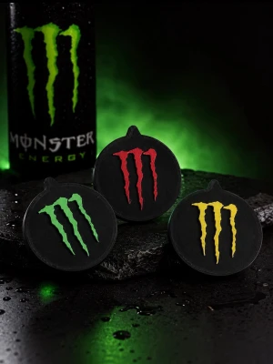 Monster Energy lock - Tre runda dekorationer i svart plast med Monster Energy-loggan i grönt, rött och gult. Perfekta som accessoar eller som samlarpryl för fans av energidrycken. Snygg och tydlig design med ikoniska klomärken.