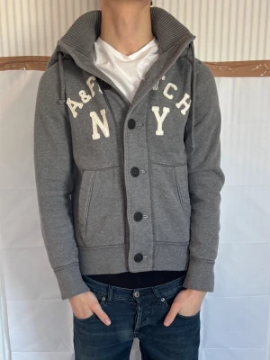 Abercrombie and fitch hoodie, storlek S - Märke: Abercrombie and Fitch Storlek: S Skick: Mycket bra  Snygg hoodie från Abercrombie and fitch. Mycket Bra skick och redo att användas. Skickas snabbt 📦 Kan också tänka mig byta!