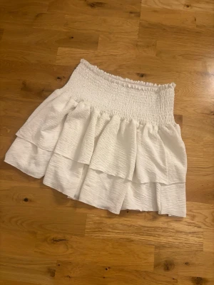 Vit volang kjol - Jätte fin vit volang kjol, skriv för fler bilder☺️
