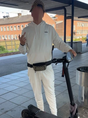 Björn Borg tracksuit - Vit/biege tracksuit från Björn Borg storlek L .