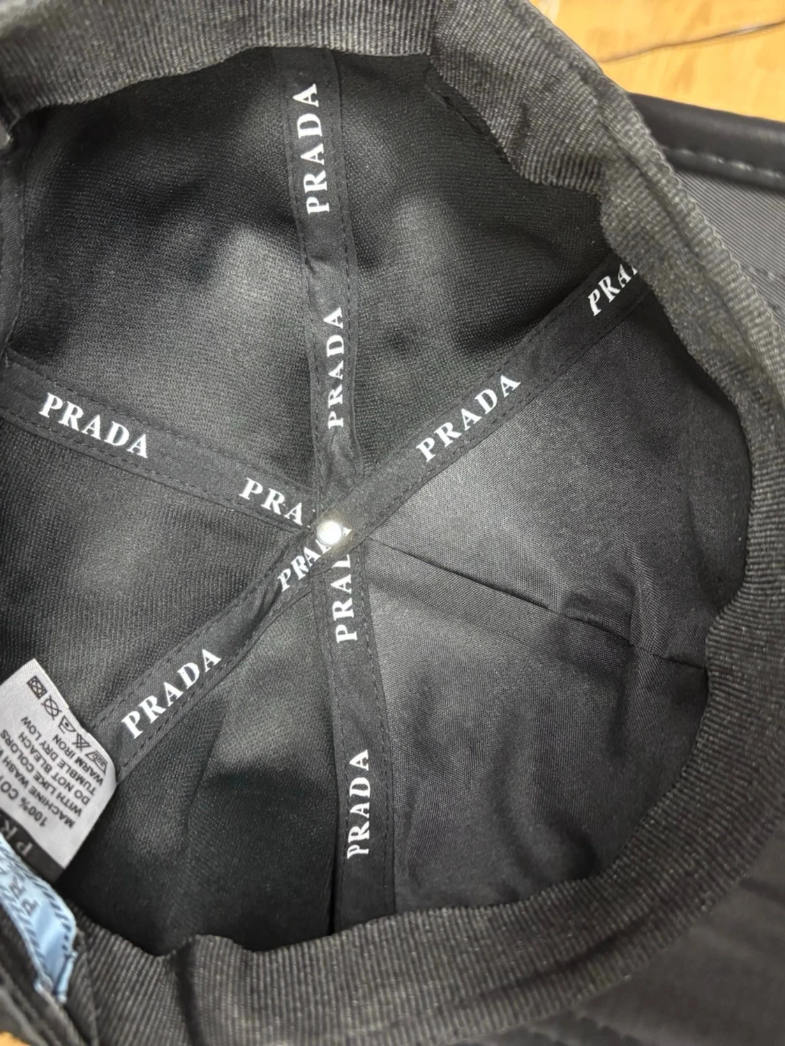 Svart keps från Prada i nylon - 4