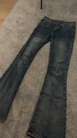 blå low flare jeans - blåa low flare jeans, storlek xs och längd 32💗 vet ej vart dom är köpta ifrån men står iaf denim på baksidan🙃 säljes då dom är för korta på mig💖