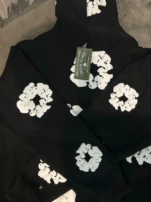 Denim Tears Cotton Wreath Hoodie  - Helt ny Denim Tears Cotton Wreath Hoodie med tags kvar. Säljer då den inte kommer till användning och jag behöver rensa garderoben. svår att få tag på i vissa storlekar. 