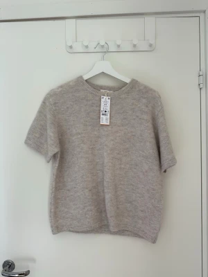 Stickad topp - Superfin stickad T-shirt från Gina Young. Storlek 170 men passar mig som har xs/s. Ny med prislapp☺️ säljer även fler färger vid intresse