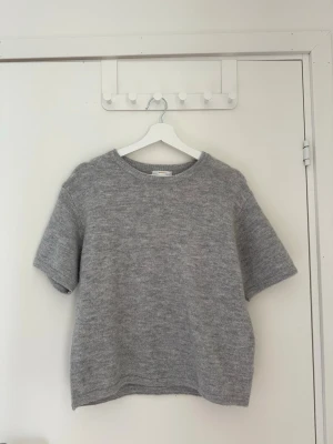 Stickad topp - Superfin stickad T-shirt och från Gina Young. Storlek 170 men passar mig som har xs/s. Använd endast någon enstaka gång☺️ säljer även fler färger vid intresse