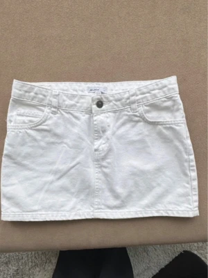 Vit jeans kjol💞 - Super fin vit jeans kjol från subdued, normal i storleken. Tyvärr så har den blivit missfärgad vid märket där bak men inte något man tänker på så mycket💞 midjemått 35cm💞💞