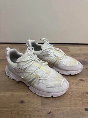 Vita sneakers från Lacoste - Som nya ändast lite smutsiga som går att få bort för den som vill. Snygga vita sneakers från Lacoste .