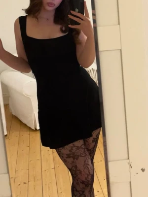 Svart miniklänning  - Svart miniklänning från asos. Stretchigt material. 