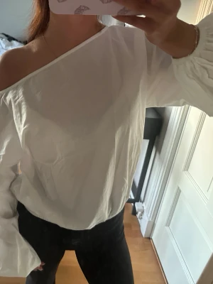 Vit blus - Super fin vit blus från Nelly i storlek xs