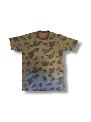 Supreme camo T-Shirt - Supreme camo tee i M - mycket bra skick - fett nice passform - kan skicka fler bilder samt mått 