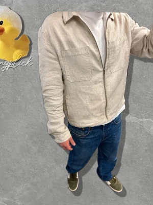 Beige overshirt från arket - Säljer denna beige linne overshirt från Arket. Storlek eu 40,vilket motsvarar S/M. Perfekt för sommaren med tanke på färg o material!  Snyggt över skjortor. Längd: 71cm,  Axelbredd: 47cm, Bröstbredd 52cm. Skriv vid funderingar! 
