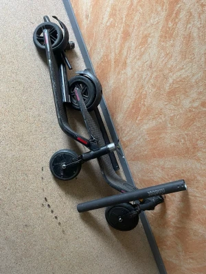 Svart sparkcykel Micro hopfällbar - Säljer en svart hopfällbar sparkcykel från Micro med stora hjul och robust ram i metall. Styret är justerbart och cykeln har röda detaljer. Perfekt för att ta sig fram snabbt i stan eller till skolan.