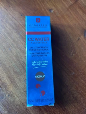 Erborian CC Water Chocolat 15ml Ny  - Erborian CC Water à la Centella i färgen Chocolat är en foundation med ultralätt geltextur som jämnar ut hudtonen och ger en fräsch finish. Innehåller 15 ml och kommer i en blå och röd förpackning. Perfekt för dig som vill ha en naturlig look med återfuktande känsla. Ny