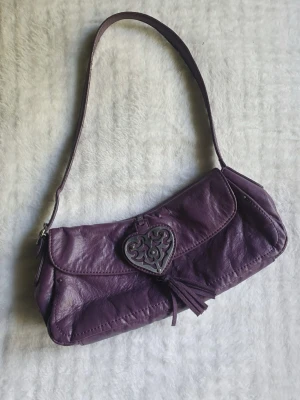 Lila axelremsväska - Söt lila handväska i mjukt konstläder aldrig använd, bredd 27cm, höjd 12cm, djup 10cm ♡