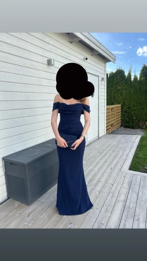 Marinblå offshoulder långklänning - Passar perfekt till bal eller bröllop etc! endast använd en gång. jag är 167 lång och sen går ner till fötterna🩷 från bubbelroom men märket är goddiva.