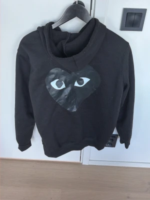 Comme des garcons tröja - Cdg tröja, storleksklappek är borta men skulle säga att den passar S/M.