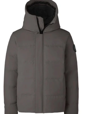 Grå pufferjacka med huva - Snygg grå pufferjacka med huva och diskret patch på ärmen. Jackan har dragkedja framtill, två stora fickor och en stilren, boxig passform. Perfekt för kalla dagar och ger en modern look. Materialet är vadderat och håller värmen bra.