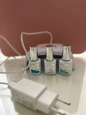 Depend Builder Gel Startkit -  Depend GelIQ nagelkit med UV/LED-lampa och tre flaskor: base coat, clear gel och top coat. Lampan är vit och kompakt med tillhörande sladd och adapter. Har använt produkterna 1 gång bara! ❕
