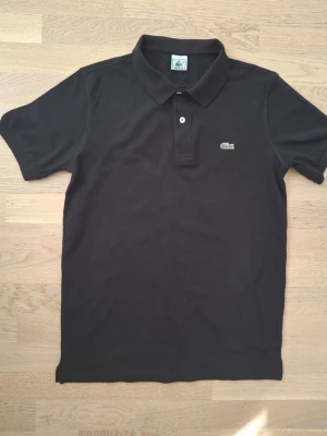 Lacoste piké  - Lacoste piké i storleken S. Den är I princip helt ny bara använd 1 gång. Meddela gärna om du är intresserad.