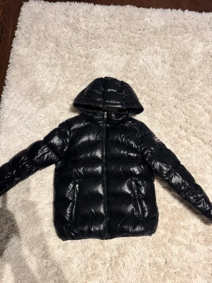 Svart dunjacka med huva Moncler - Säljer denna snygga märkes jacka! I nyskick. Storlek 16 men passar xs, pris är alltid diskuterbart vid en snabb affär🤗