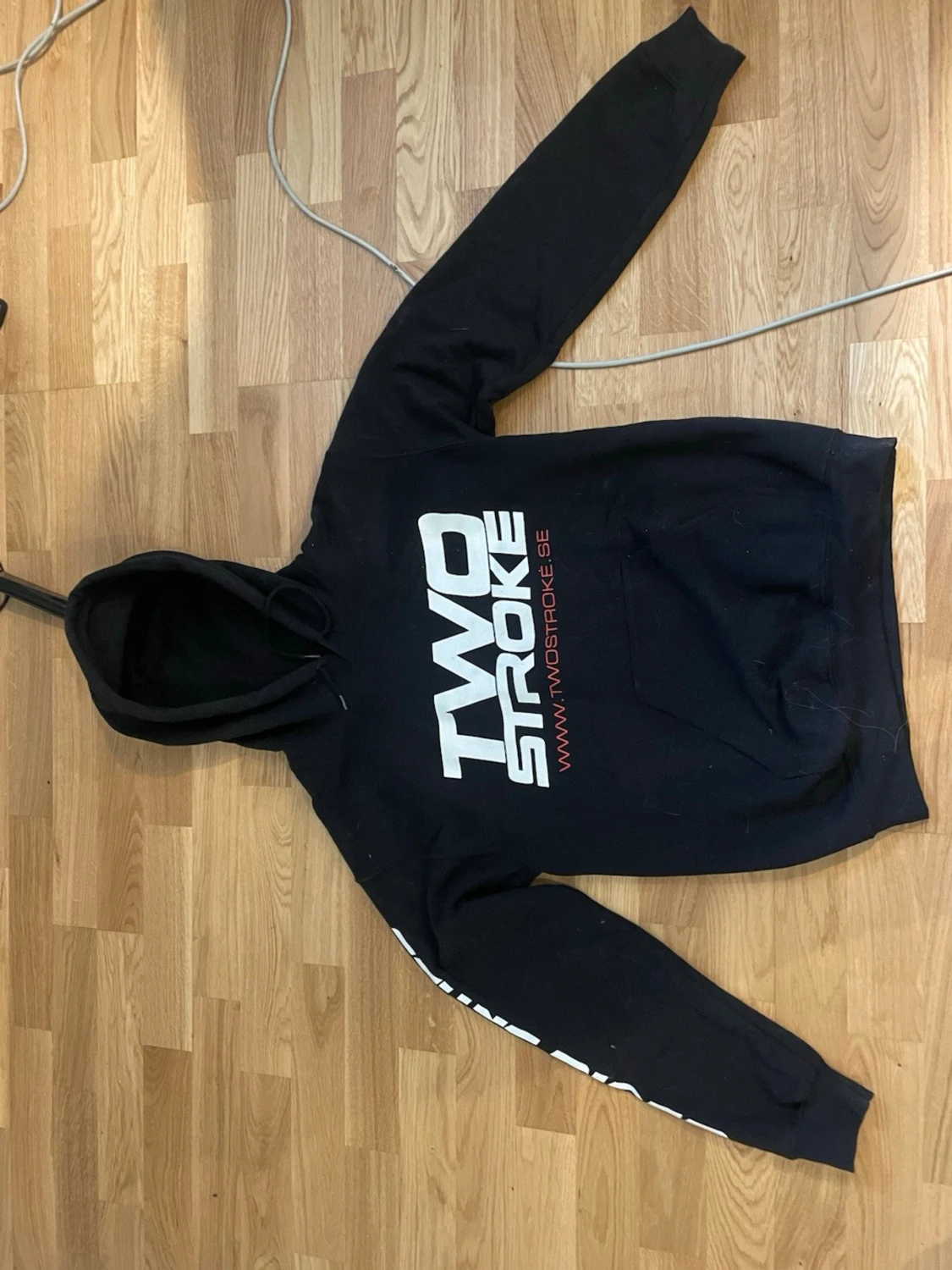 Svart Two Stroke hoodie med tryck - 1