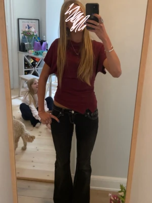 Vinröd topp med asymmetrisk detalj - Snygg vinröd topp med korta ärmar och en unik asymmetrisk detalj i nederkanten. Använd fåtal gånger och är som ny! Toppen är i XS men pasar även S💘bara att skriva om du har någon fråga. Lämna gärna ett prisförslag 