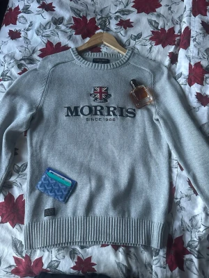 Grå stickad tröja från Morris Gents - Snygg grå stickad tröja från Morris. Tröjan har rund halsringning och ribbade muddar vid ärmslut och nederkant. Köpte helt ny för 1799 och säljer för endast 399💫⭐️