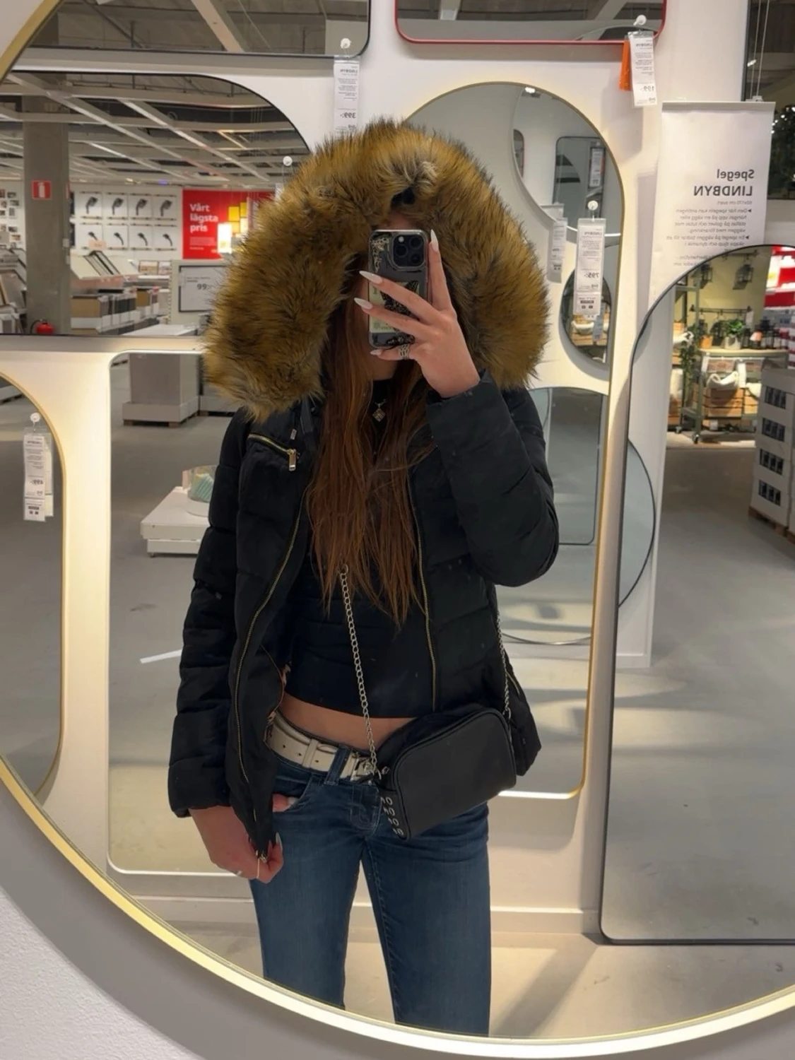 Svart pufferjacka med fuskpäls