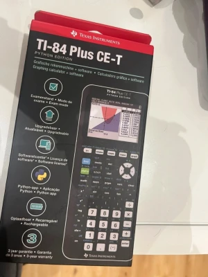 Texas Instruments TI-84 Plus CE-T Python edition  - Säljer en TI-84 Plus CE-T Python Edition grafräknare från Texas Instruments. Den har färgskärm, bakgrundsbelysning och stöd för Python-programmering. Perfekt för matte och naturvetenskap. Laddningsbar och uppgraderbar med mjukvara. Oöppnad och aldrig använd