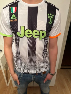 Juventus Ronaldo matchtröja Adidas - Rensar nu mina fotbollströjor i toppskick! Modellen på bilden är 184cm och väger 80kg. Bara att höra av sig vid minsta fundering! 