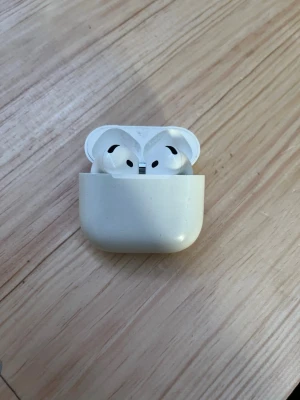 Apple AirPods Pro trådlösa hörlurar - Säljer ett par vita Apple AirPods Pro med laddningsetui. De är trådlösa in-ear-hörlurar med stilren och kompakt design. Hörlurarna har silikonproppar och touchkontroller på sidorna. Perfekta för musik, samtal och träning.