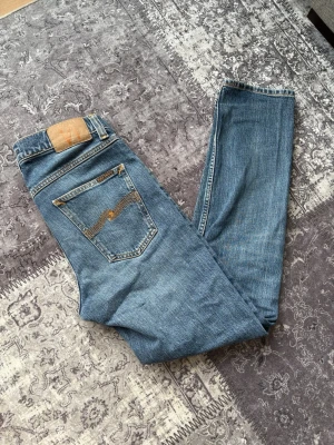 Nudie Jeans - Snygga jeans från Nudie I modellen Lean Dean, storlek 28/30 och i bra skick och en riktigt snygg färg! Priset är förhandlingsbart!