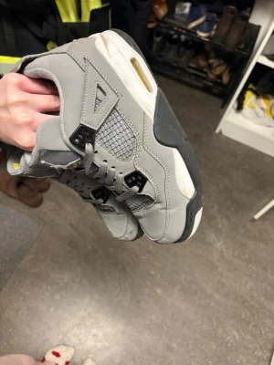 Jordan 4 - Jordan 4 skor vet ej om de är äkta, säljer billigt då jag vill bli av med dom. Märken finns på skorna men de är inte trasiga och funkar hur bra som helst. 