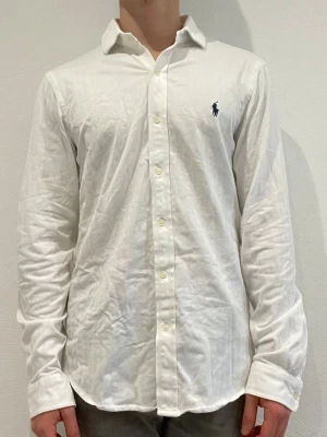 Ralph Lauren Skjorta  - Ralph Lauren skjorta || Storlek M (slim fit) || Skjortan är i bra skick || Modellen på bilden är 170cm och väger 62kg || Tveka inte på att höra av dig vid frågor eller funderingar 