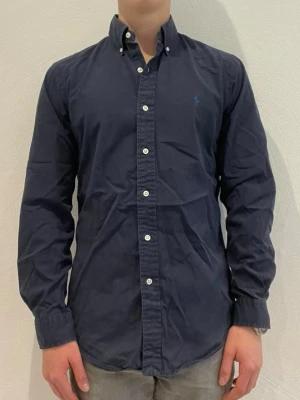 Ralph Lauren skjorta  - Ralph Lauren skjorta || Storlek S (slim fit) || Skjortan är i bra skick || Modellen på bilden är 170cm och väger 62kg || Tveka inte på att höra av dig vid frågor eller funderingar 
