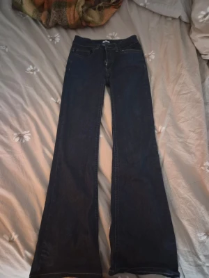 Mörkblå bootcut jeans från nelly - Säljer ett par mörkblå bootcut jeans från Nelly i storlek S, de är aningen för korta för mig som är 172cm