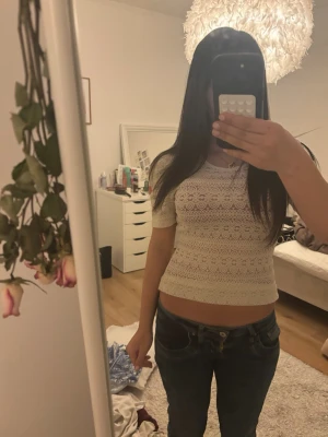 Vit spetsblus från Vila - Säljer en söt vit spetsblus från Vila med korta ärmar och rund hals. 