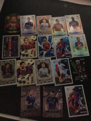 Samling fotbollskort Champions League - Säljer en samling fotbollskort från Champions League med olika spelare och specialkort. Korten har färgstarka designer, holografiska effekter och varierande former. Perfekt för dig som gillar att samla på fotbollskort eller vill byta med vänner. Kom privat om ni vill köpa allt elr styckvis! 