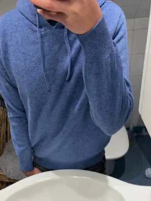 Bengtson’s 100% Merinoull Hoodie - Bengtson’s Merino | Helt Ny | Nordic Blue | 100% Merinoull | Storlek S | Handsydda Bengtson’s Tvättlappar | Modellen är 178 | 