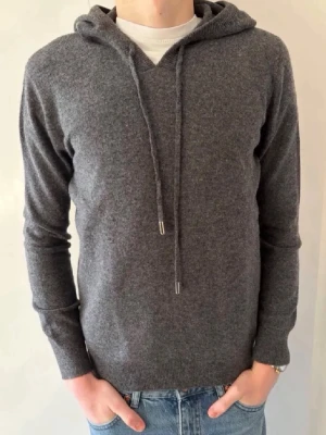 Bengtson’s 100% Merinoull Hoodie - Bengtson’s Merino | Helt Ny | Charcoal | 100% Merinoull | Storlek S | Handsydda Bengtson’s Tvättlappar | Modellen är 178 | Snören går att korta ner vid intresse!