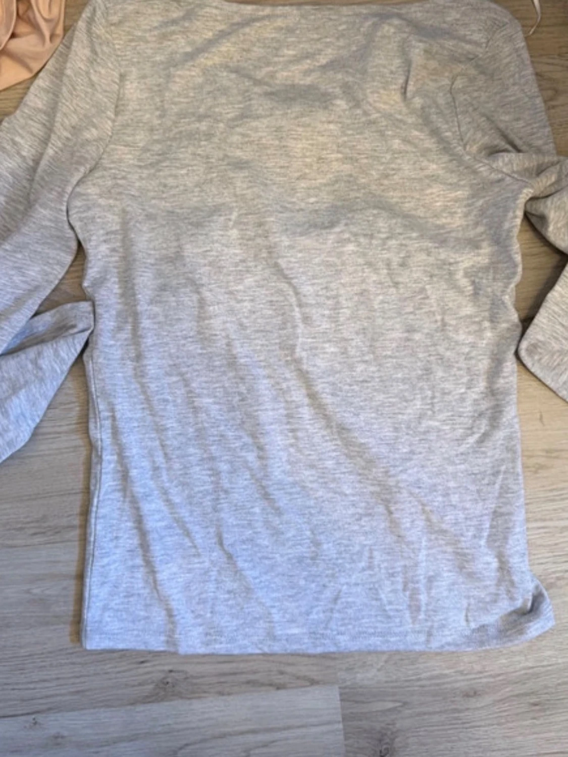Ljusgrå topp med cut out från H&M